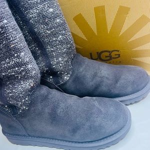 UGG AUSTRALIA CAMAYA KNIT SUEDE BOOT
1006711 W/ CHRC
Color gray 
Size 9